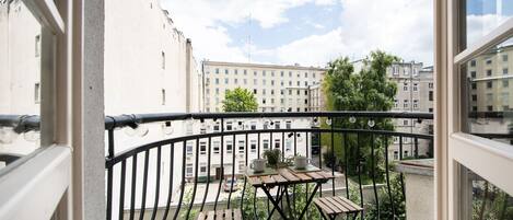 Apartment, Balcony | Outdoor dining