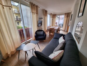 Living area - Spacious, bright apartment in the heart of the city with a terrace (Cauterets)