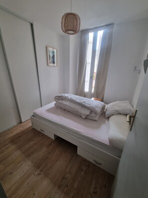 3 bedrooms, iron/ironing board, Internet, bed sheets - Spacious, bright apartment in the heart of the city with a terrace (Cauterets)