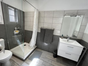Secadora de cabello, toallas, jabón, papel de baño 