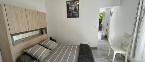 Double Room | Laptop workspace, soundproofing, free WiFi