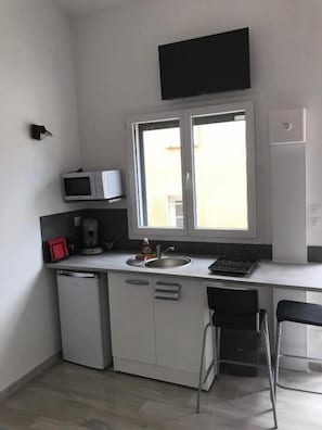Estudio | Cocina privada | Refrigerador, microondas y parrilla de estufa 