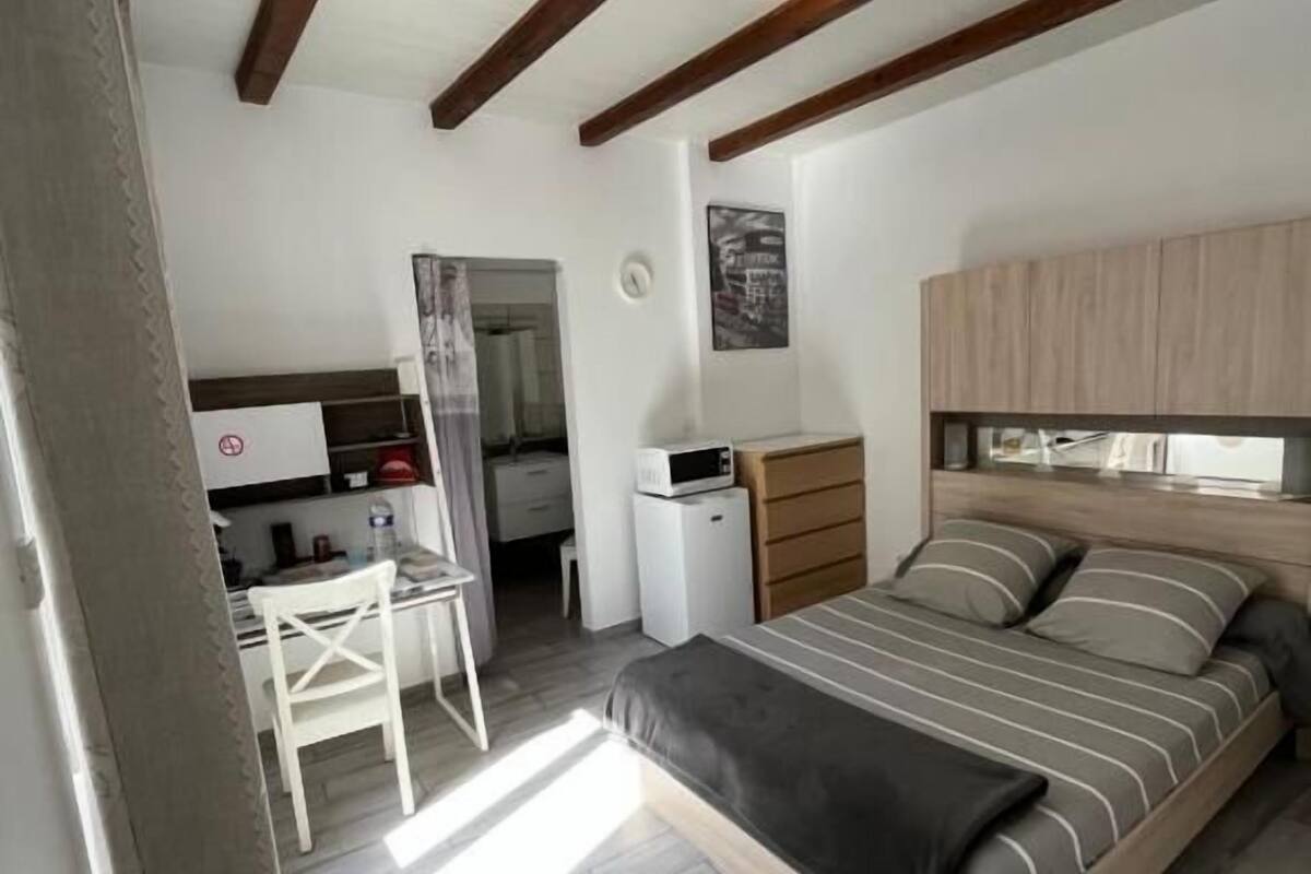 Double Room | Laptop workspace, soundproofing, WiFi (free)