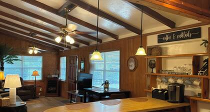 Welcoming 2-bedroom cottage with AC in Lake Wales minutes from Camp Mack.