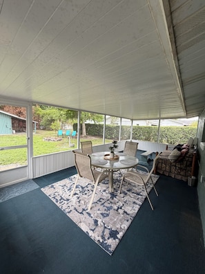 Outdoor dining - Welcoming 2-bedroom cottage with AC in Lake Wales minutes from Camp Mack. (Lake Wales)