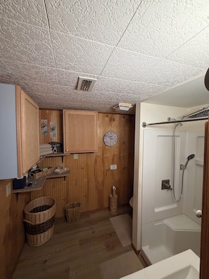 Shower, hair dryer, towels, soap - Welcoming 2-bedroom cottage with AC in Lake Wales minutes from Camp Mack. (Lake Wales)