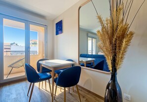 A modern room with a dining table, chairs, a large mirror, and a vase with dried plants. - N&J - SABLE DORE - Balcony - Close sea (Nice)