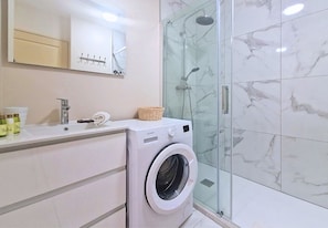 Dusche, Haartrockner, Handtücher