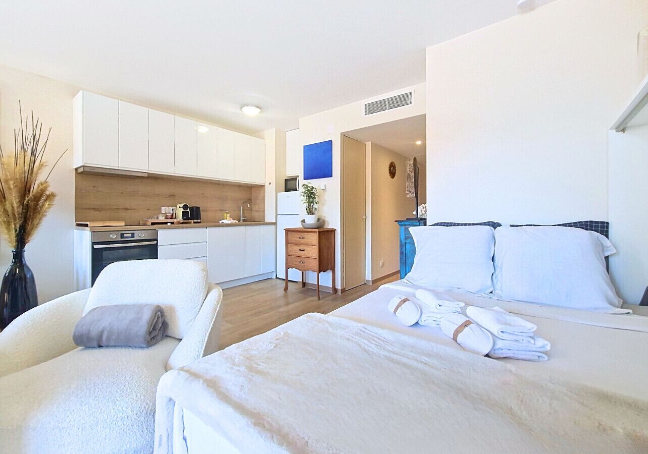 Tabla de planchar con plancha, wifi gratis, ropa de cama