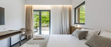 Desk, iron/ironing board, WiFi, bed sheets