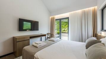 Desk, iron/ironing board, WiFi, bed sheets