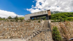 A modern building with a stone staircase leading to a flat roof. - Odat n`Bogë | Room 2 - Bjeshka | Breakfast Included by PikHost (Bogë)