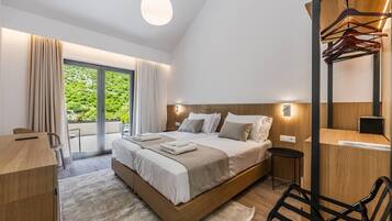 Desk, iron/ironing board, WiFi, bed sheets