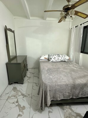 Een strijkplank/strijkijzer, wifi, beddengoed