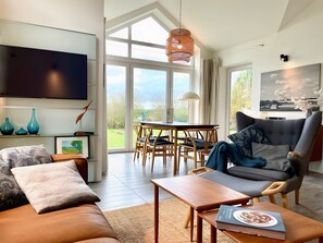 Fernseher, Kamin, DVD-Player, Stereoanlage
