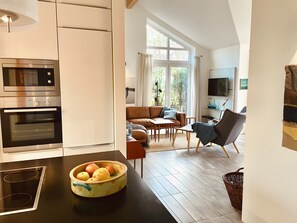 Wasserkocher mit Kaffee-/Teezubehör, Kühlschrank, Mikrowelle, Ofen