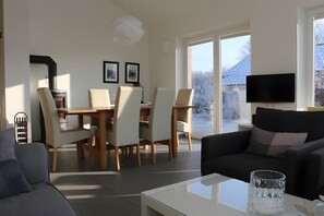 Dining - Holiday Home 'Käpt'n Blaubärhaus' with Sea View, Private Terrace and Wi-Fi (Kosel)