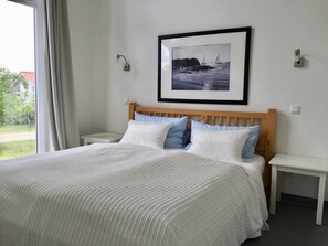 WiFi, bed sheets - Holiday Home 'Käpt'n Blaubärhaus' with Sea View, Private Terrace and Wi-Fi (Kosel)