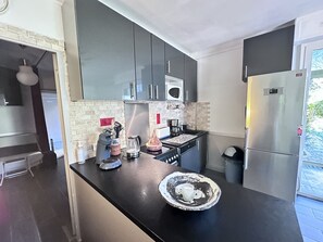 Wasserkocher mit Kaffee-/Teezubehör, Kühlschrank, Mikrowelle, Ofen