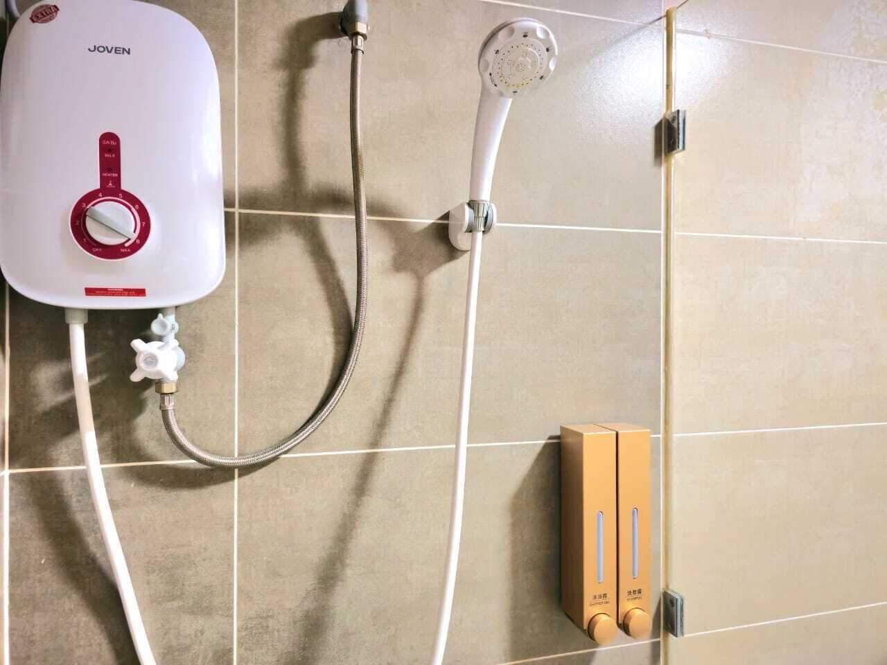 Ducha, secador de pelo, toallas, jabón