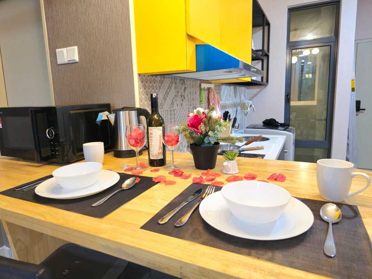 Køleskab, mikrobølgeovn, elkedel, køkkentøj/tallerkener/redskaber