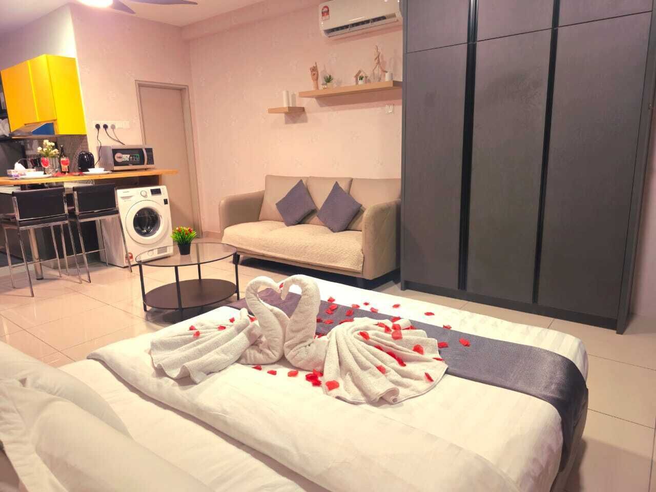 Luxury-Apartment, Balkon, Gartenblick | Bettwäsche aus ägyptischer Baumwolle, hochwertige Bettwaren