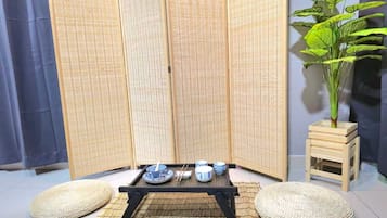 Bloc d'apartaments d'estil japonès, balcó, vistes a la ciutat | Interior