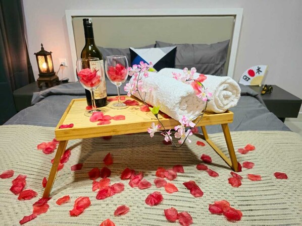 Condomínio em estilo japonês, sacada, vista para a cidade | Roupas de cama de algodão egípcio, roupas de cama premium