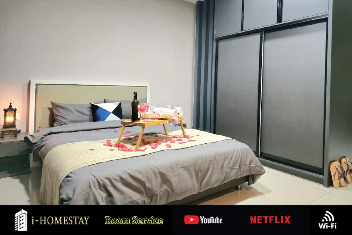 Condo de style japonais, balcon, vue sur la ville | Aire de séjour | Téléviseur connecté de 43 po avec télévision numérique, Netflix