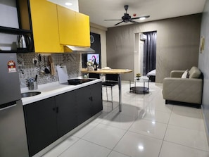 Standard Condo, 1 Bedroom, Non Smoking | Private kitchen