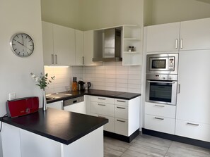 Coffee/tea maker, fridge, microwave, oven - Holiday Home 'Kapitänshaus' with Sea View, Private Terrace and Wi-Fi (Kosel)