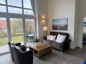 TV, fireplace, DVD player, stereo - Holiday Home 'Kapitänshaus' with Sea View, Private Terrace and Wi-Fi (Kosel)