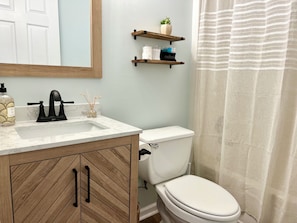 Shower, towels, toilet paper - Surfside on the Beach (Gulf Shores)