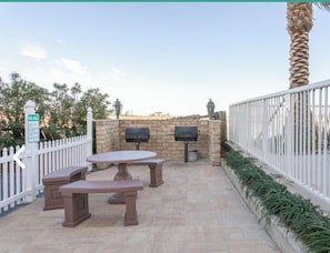 Outdoor dining - Surfside on the Beach (Gulf Shores)