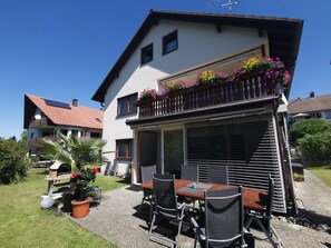 Outdoor dining - Holiday Apartment Haus am Mühlbach (Wilhelmsdorf)