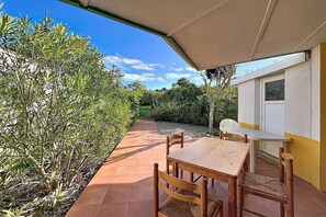 Outdoor dining - Vrbo Property (Torreilles)