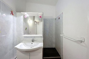 Bathroom - Vrbo Property (Torreilles)