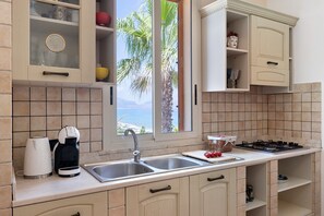 Frigorífico, horno, placa de cocina y cafetera o tetera