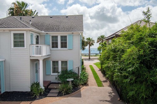 The Bayside Loft on Ocean Drive Sleeps 4