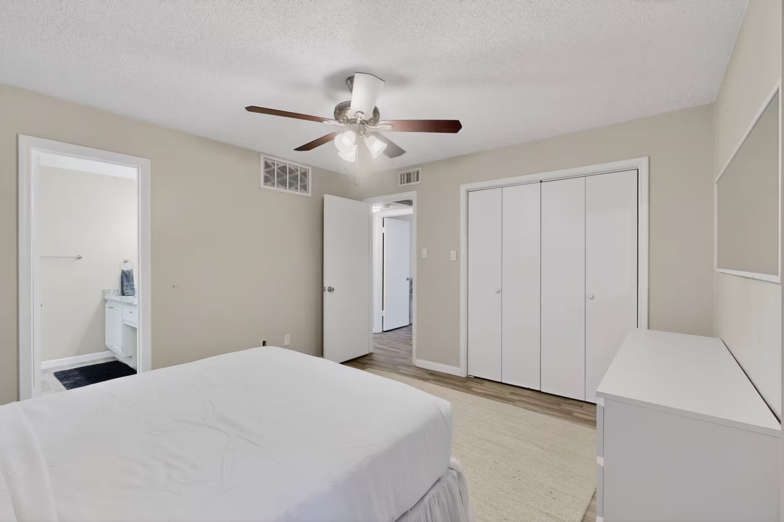 2 bedrooms, iron/ironing board, internet, bed sheets