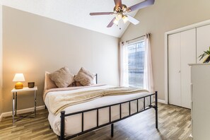 2 dormitorios, tabla de planchar con plancha, Internet y ropa de cama