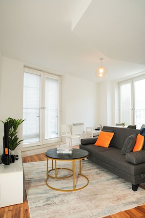 Living area - 2 Bedroom Apartment | City Centre | Close to Bullring | Simple & Convenient! (West Midlands)