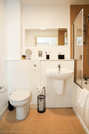 Haartrockner, Handtücher, Seife, Toilettenpapier