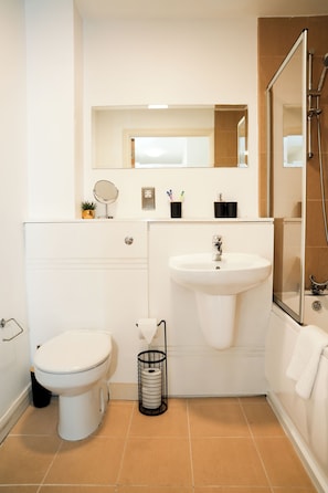 Bathroom - 2 Bedroom Apartment | City Centre | Close to Bullring | Simple & Convenient! (West Midlands)