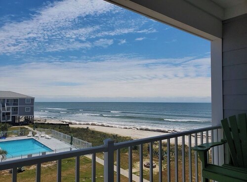 Oceanview condo with pool