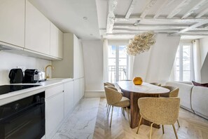 Wasserkocher mit Kaffee-/Teezubehör, Kühlschrank, Mikrowelle, Herdplatte
