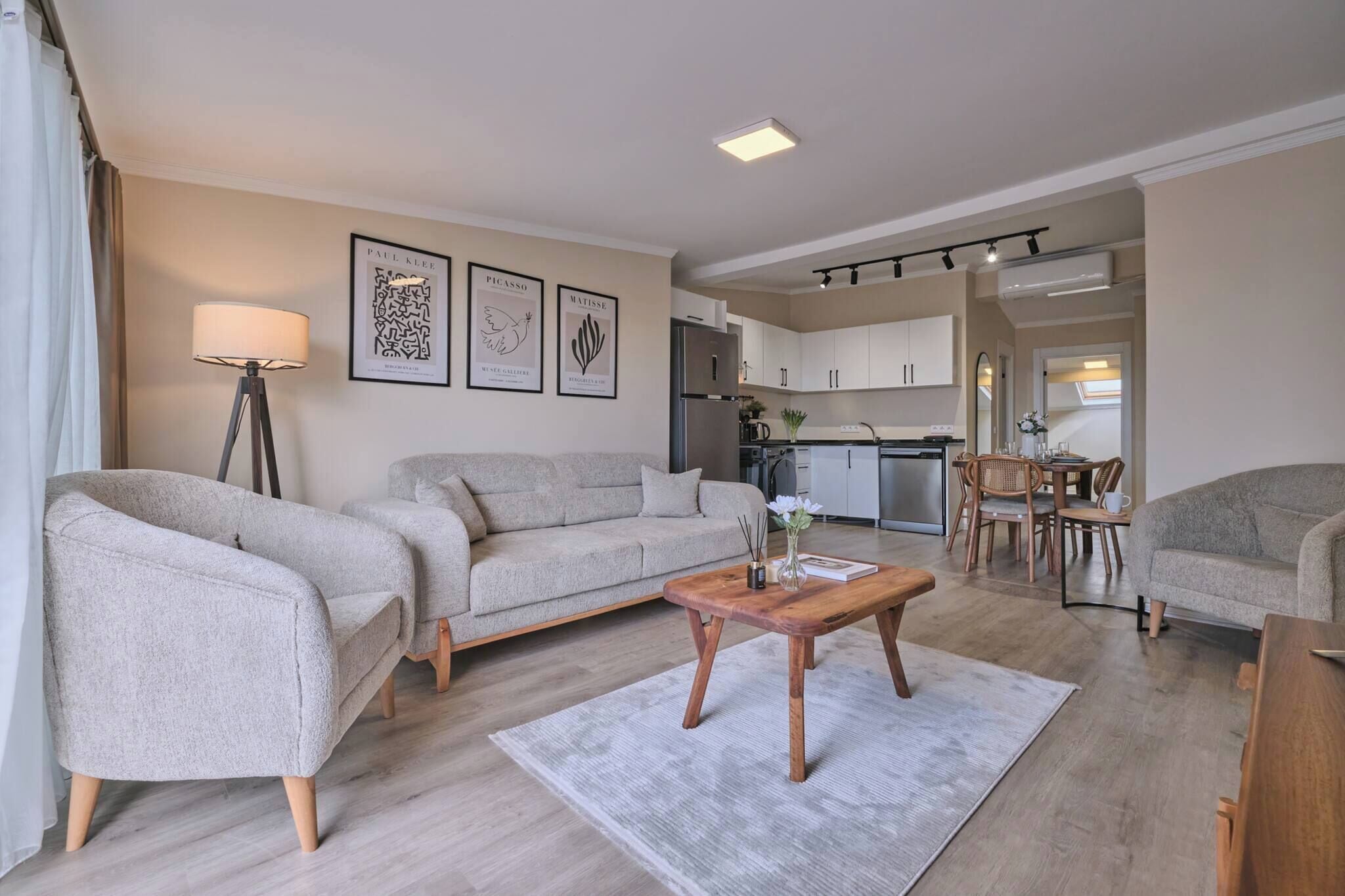Apartment, 2 Bedrooms, Balcony | Living room | Books