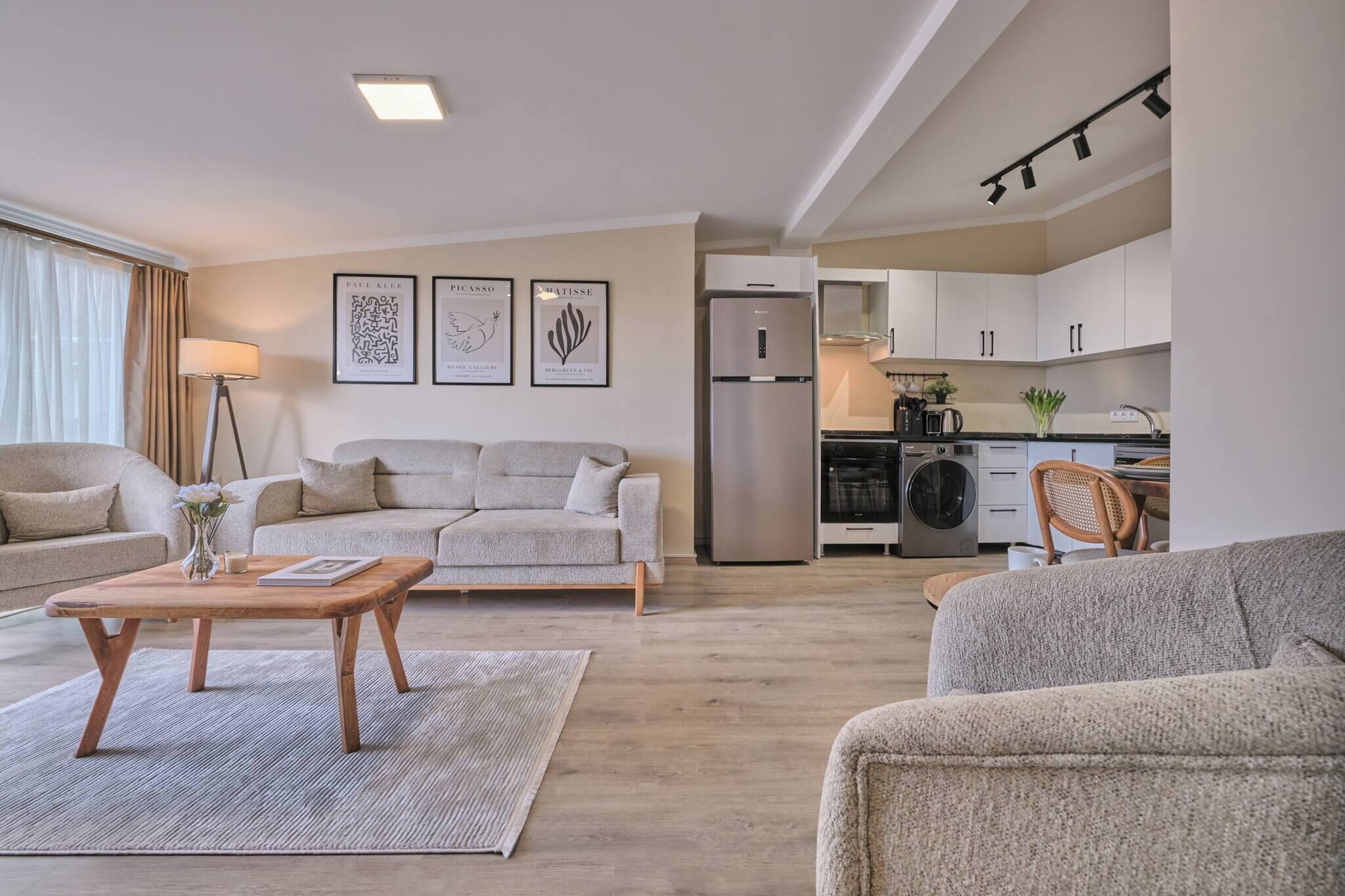 Apartment, 2 Bedrooms, Balcony | Living room | Books
