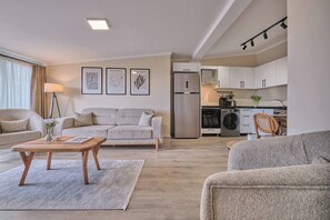 Ein modernes Wohnzimmer mit einer Couch, einem Couchtisch und Kunstwerken an der Wand.