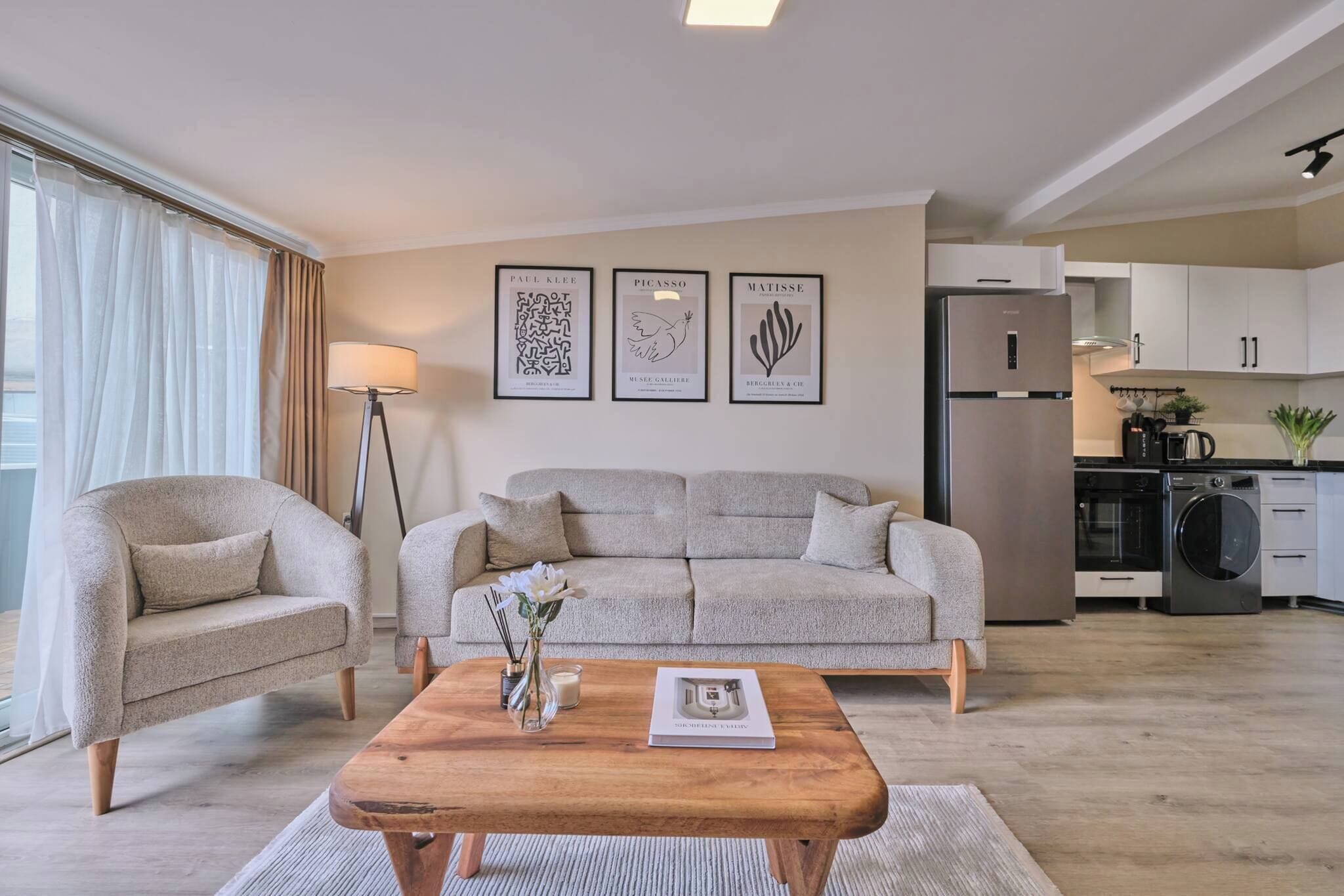 Apartment, 2 Bedrooms, Balcony | Living room | Books